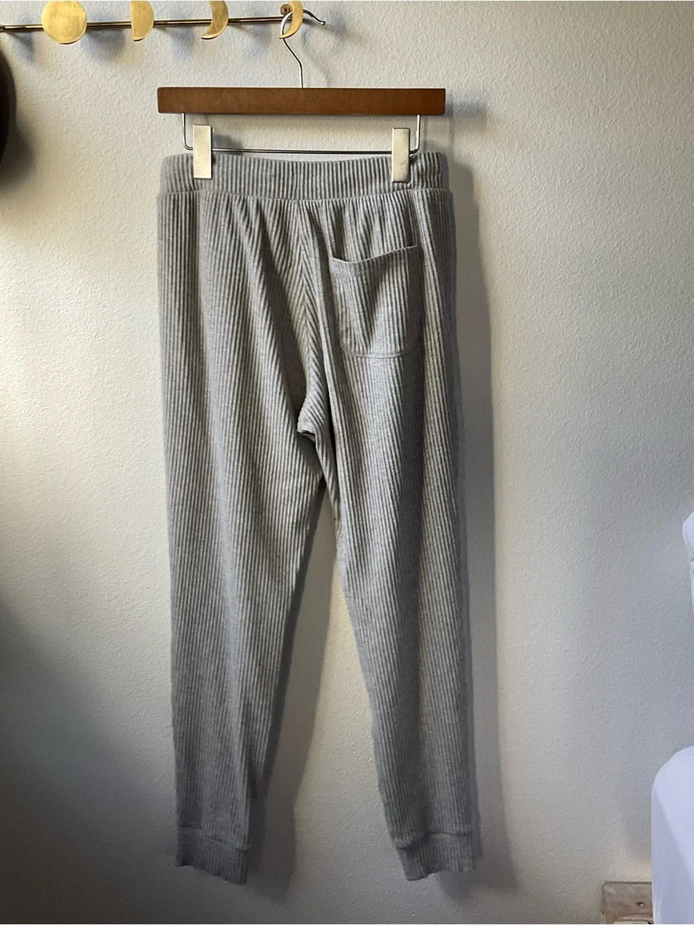 Light Gray Ribbed Knit Jogger Pants - Casual Women’s Alo Yoga Lounge Pants